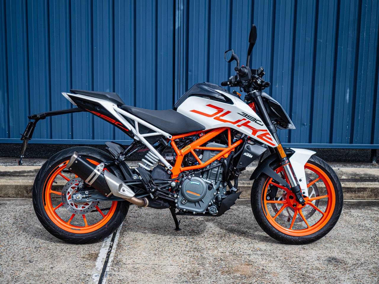 Ktm duke. КТМ Дюк 390. KTM Duke 390. KTM 390 Duke White. KTM Duke 390 2021.