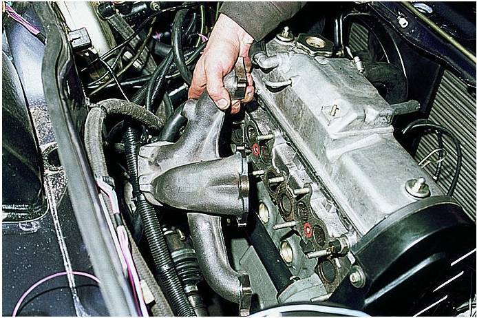 Замена прокладки выпускного коллектора двигателя.