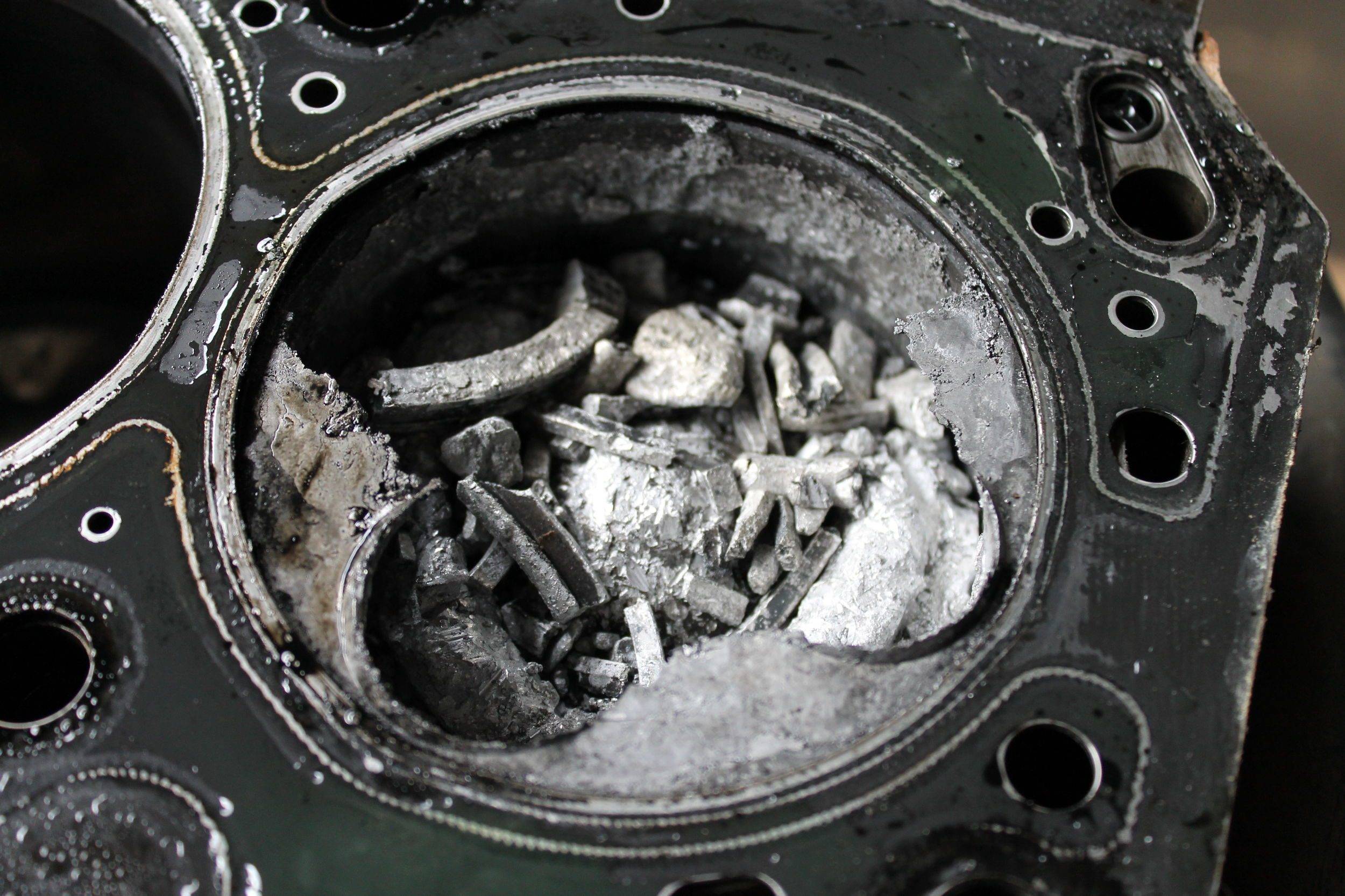 Топливо попало в масло. Камера сгорания поршня двигателя д-245. Прогар поршня д245. Перегрел ЦПГ 157. Детонация двигателя.
