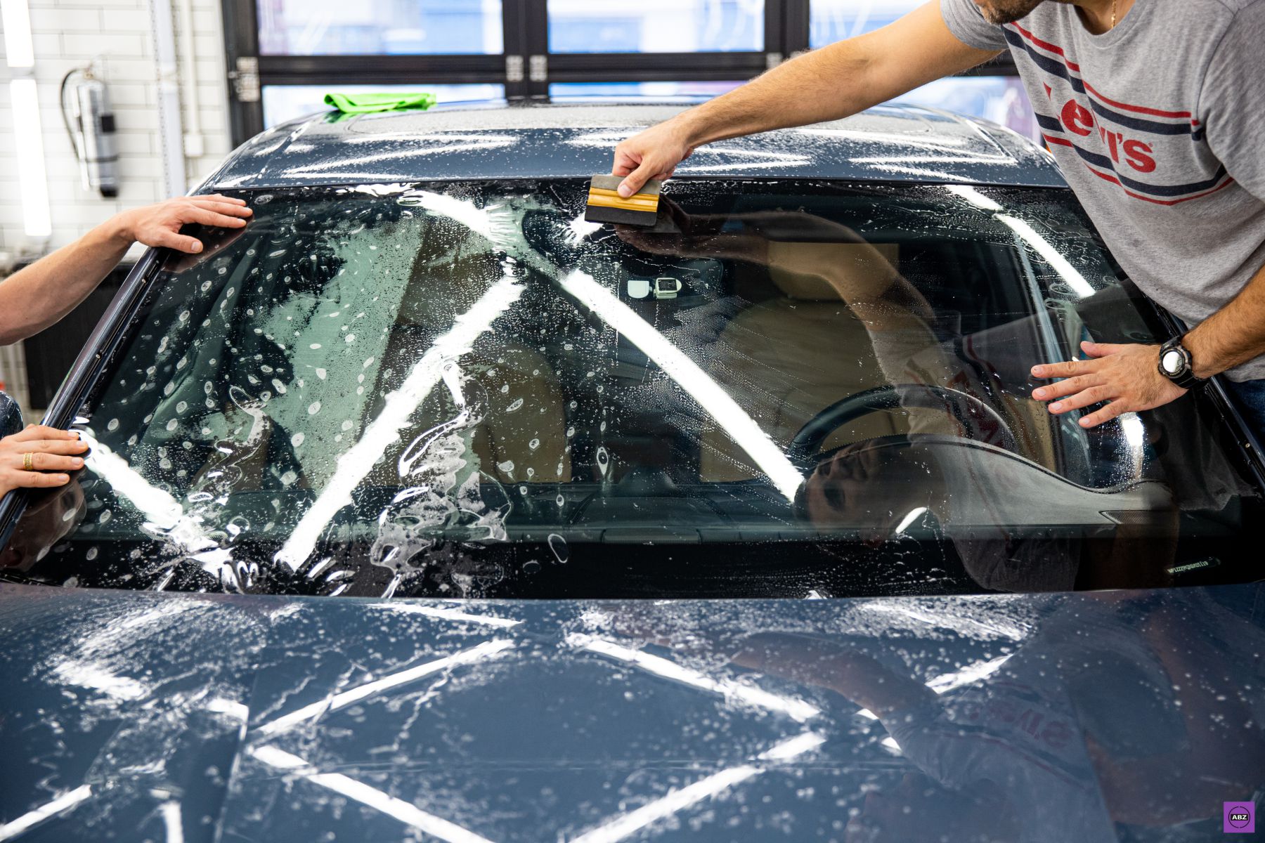Бронирование лобового стекла автомобиля: виды и особенности брони, плюсы и минусы, установка