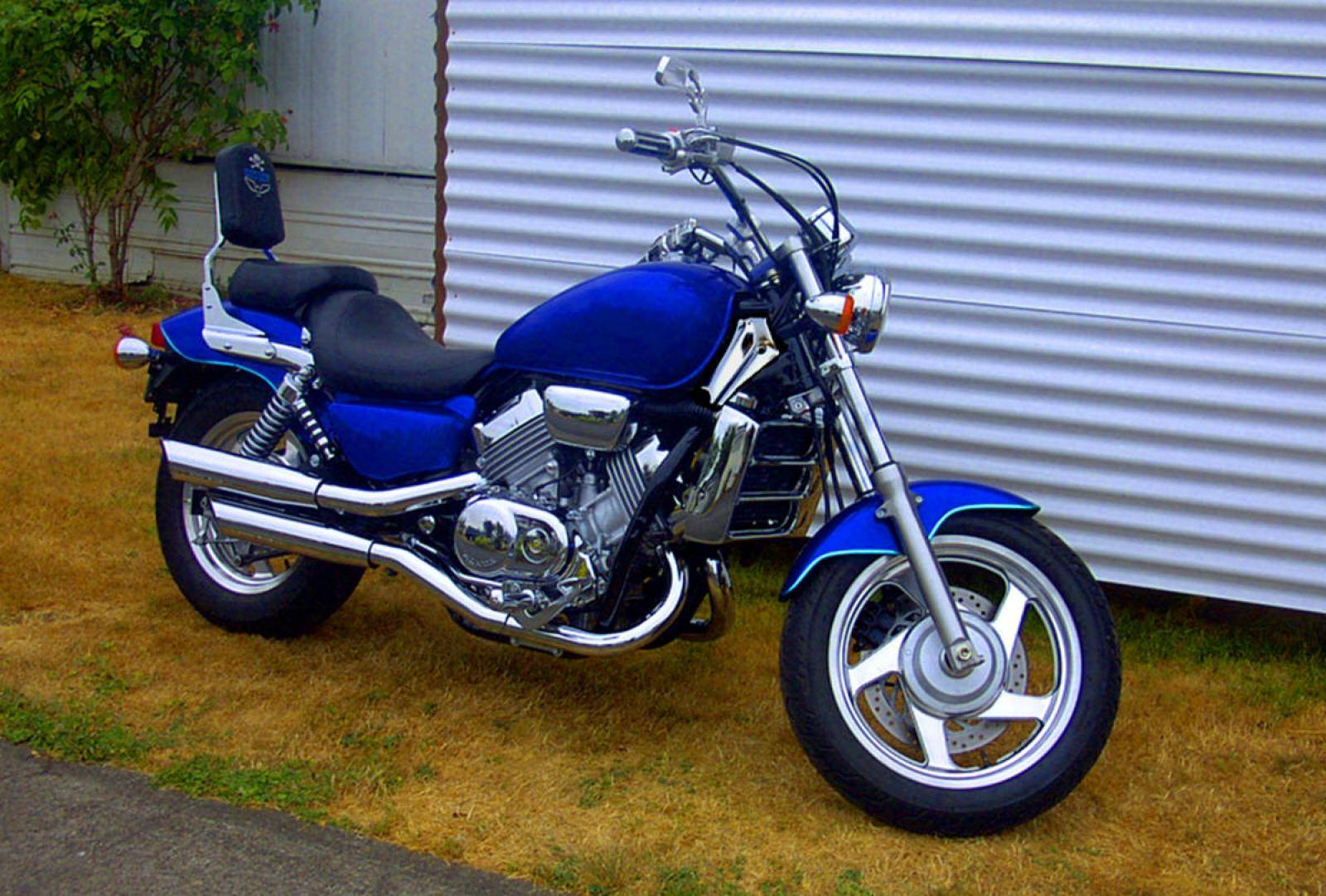 Стильный и надежный мотоцикл Honda Magna 750 V45
