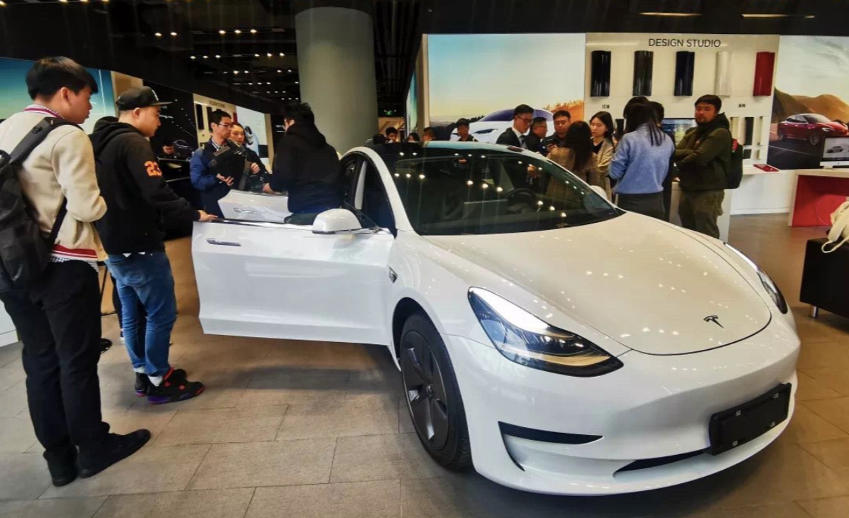 Tesla model 3 признана самой дорогой моделью вторичного рынка