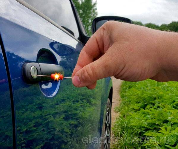 Почему машина бьет током при выходе из машины: как избавиться от статического электричества в автомобиле