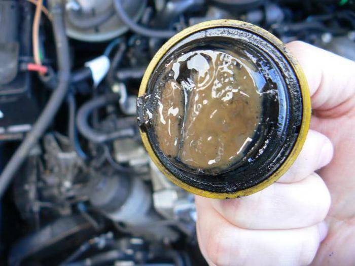 Почему масло в двигателе пахнет бензином: основные причины