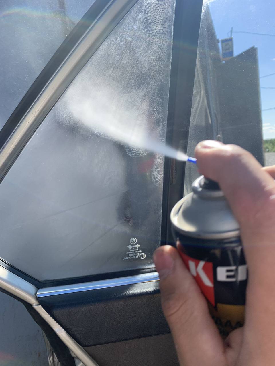 Растонировка стекла автомобиля - как снять тонировку самостоятельно и чем оттереть клей