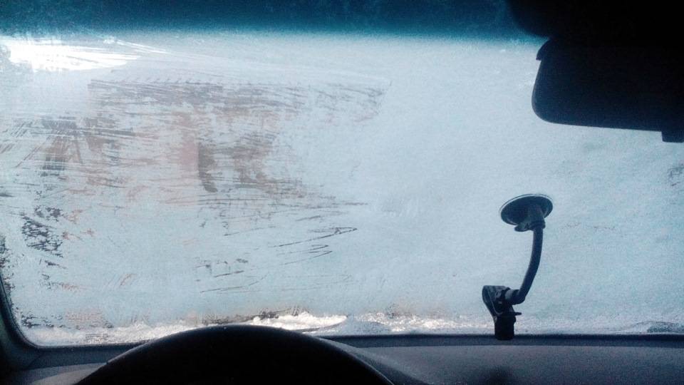 4 способа, чтобы лобовое стекло автомобиля не замерзало и не покрывалось наледью