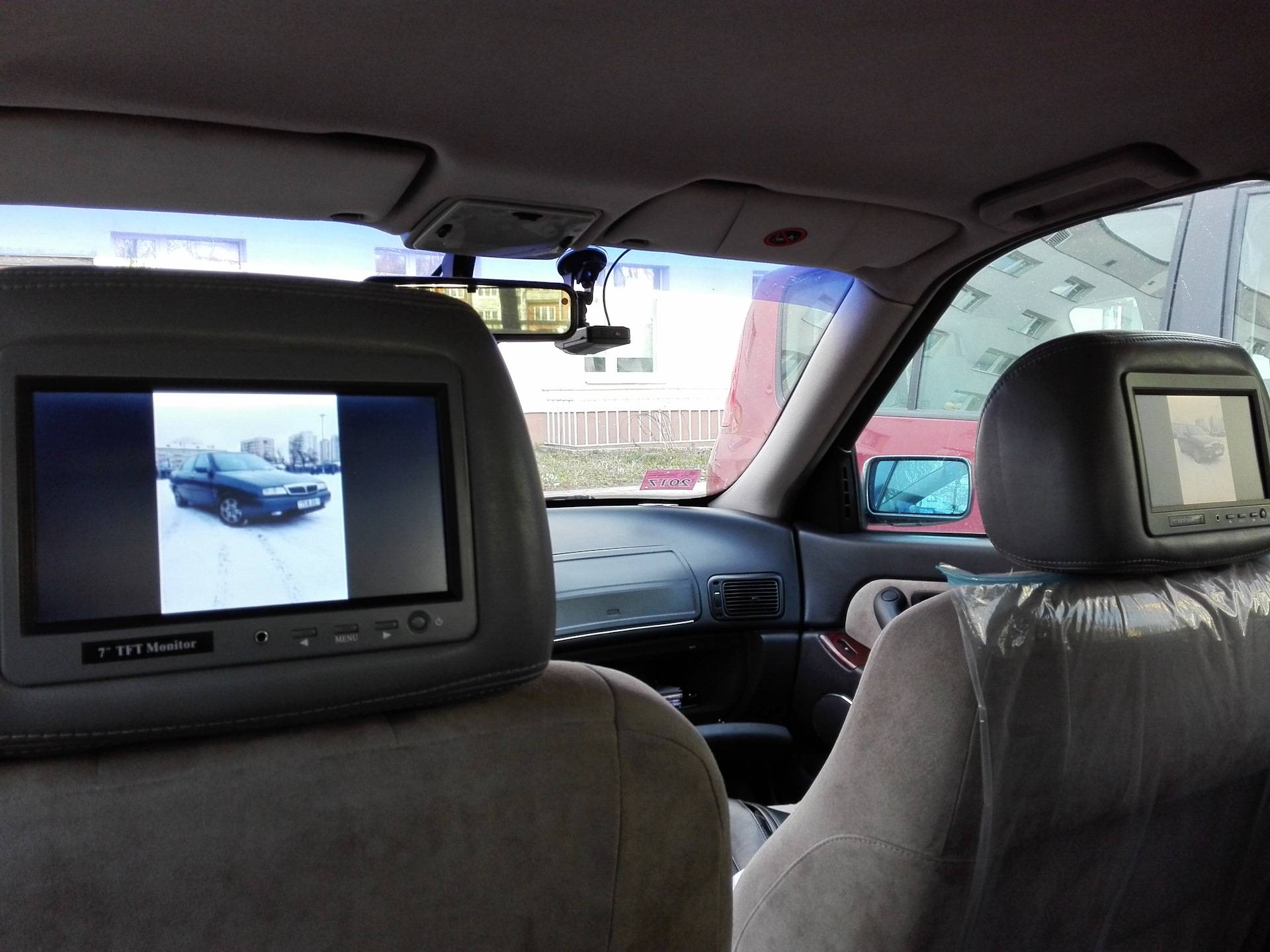 Подголовники для авто с монитором – в дороге веселей