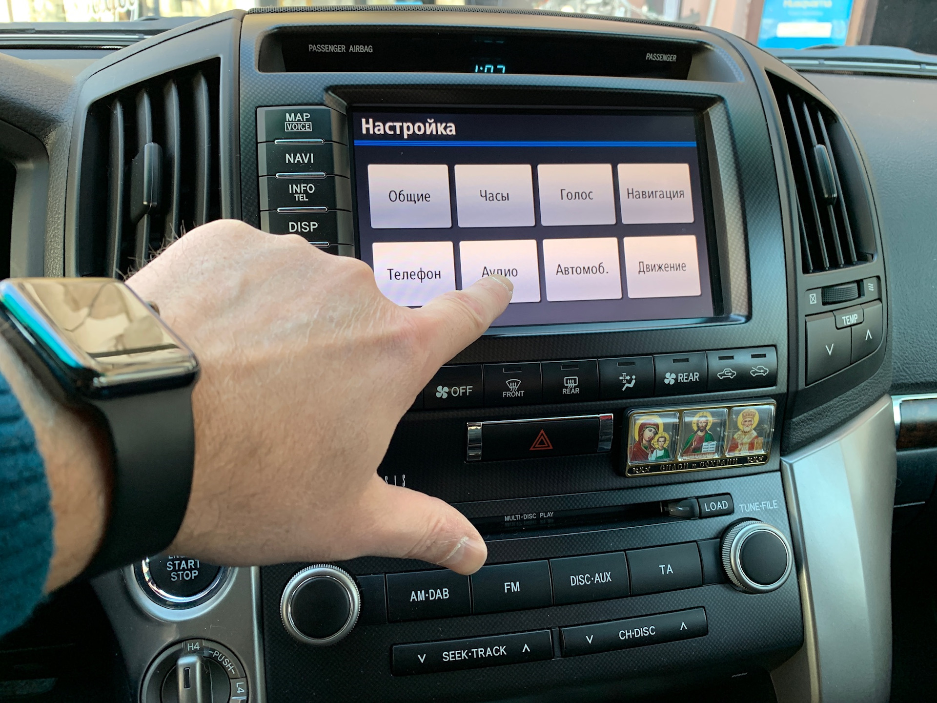 Музыка через блютуз. Bluetooth Audio Тойота ленд Крузер 200. Автомагнитола Trinity Toyota Land Cruiser 200. Bluetooth Audio флешка Тойота ленд Крузер 200. Блютуз на Лексус LX 2007.