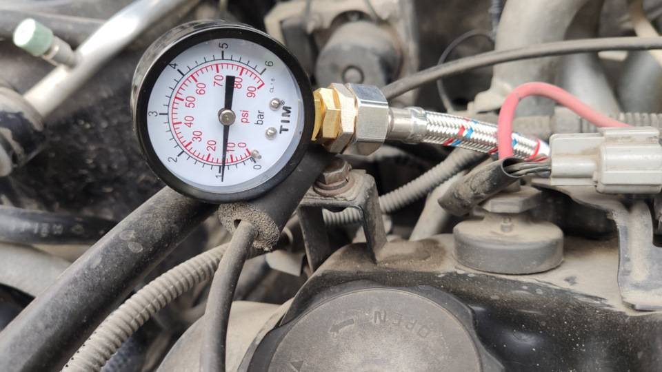 Как проверить давление масла в двигателе без манометра?