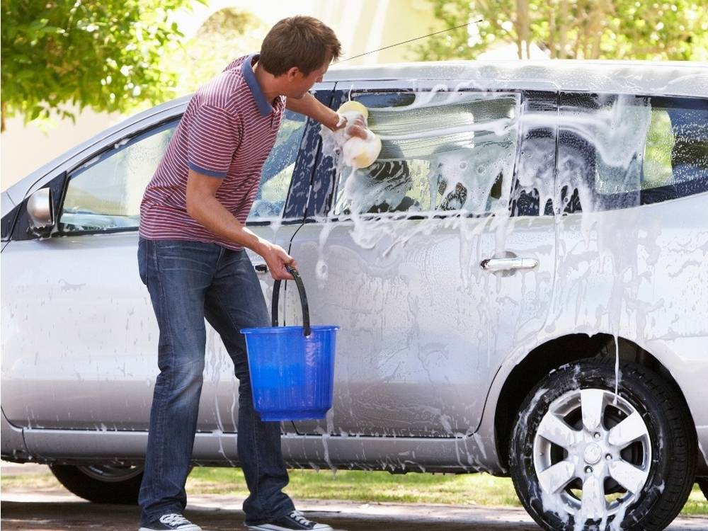 Чем лучше мыть машину без разводов и царапин - щетка, тряпка или губка