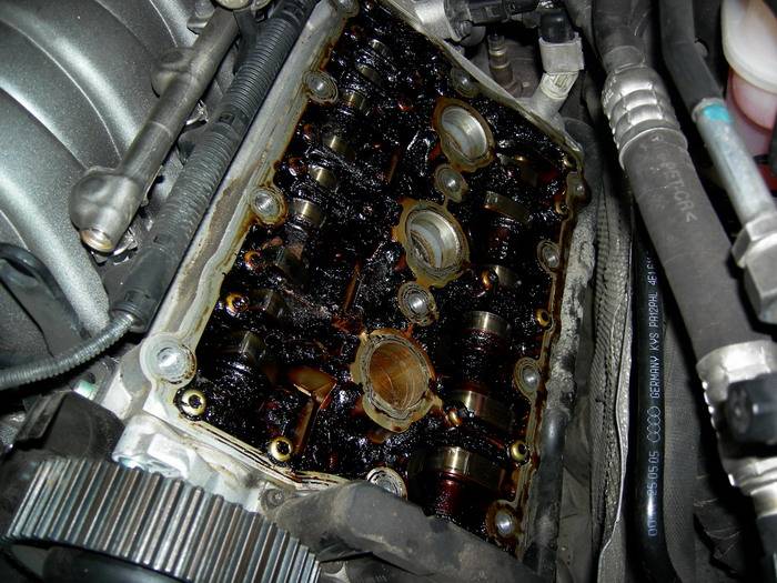 Почему масло в двигателе пахнет бензином: основные причины