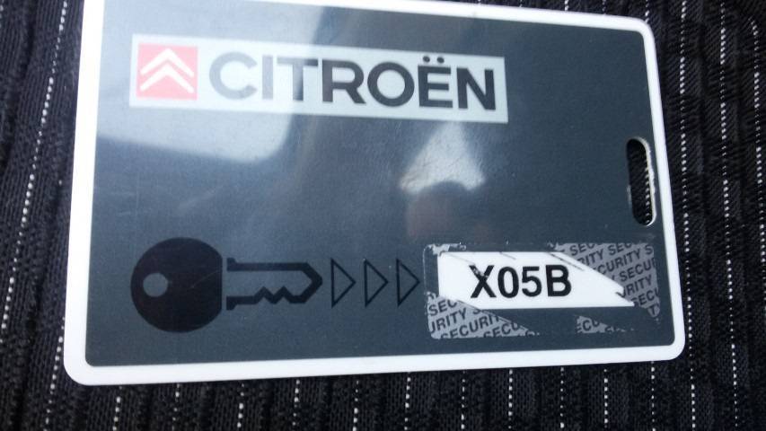 Пин код машины. Citroen c4 пин код. Citroen Picaso Pin code карточка. Карта с пин кодом Peugeot. Пин код на Ключе авто.