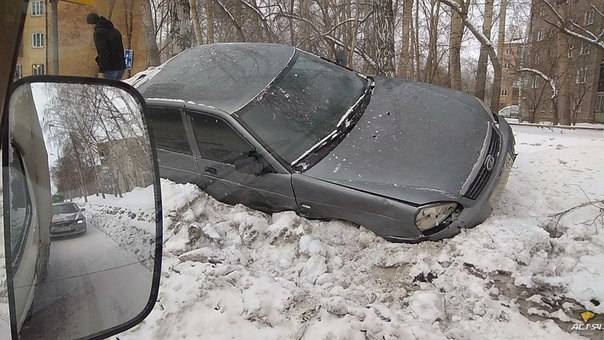 Вчера инкассаторский броневик подрезал легковушку «Citroen»