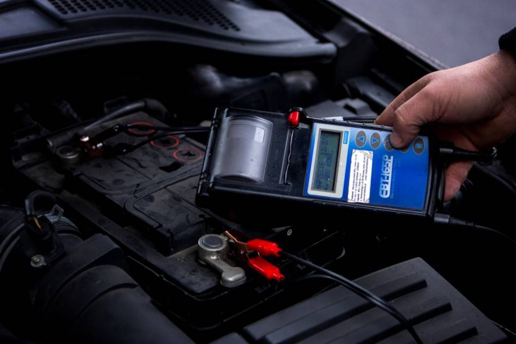 Как правильно заряжать аккумулятор автомобиля зарядным устройством и другими способами