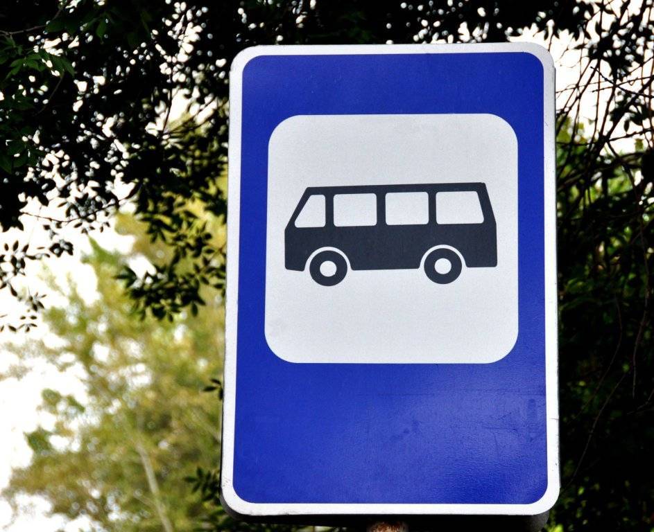 Можно ли останавливаться на автобусной остановке частному транспорту и такси?