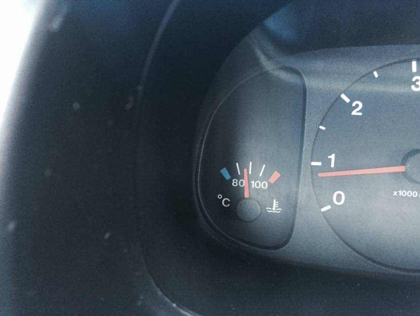 Скачет температура двигателя автомобиля: возможные причины