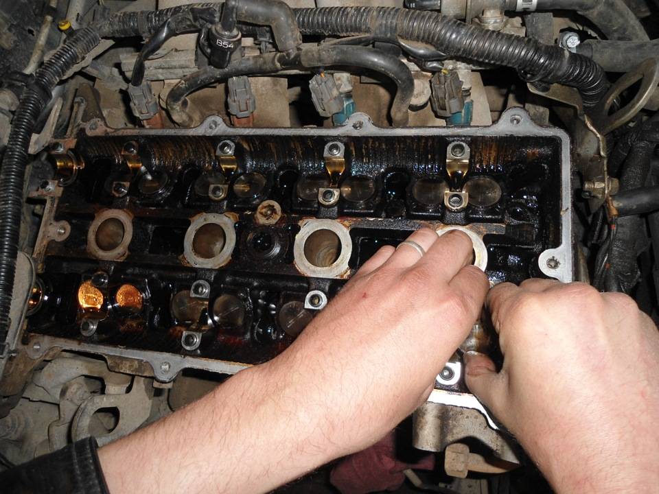 Как проверить маслосъемные колпачки не разбирая двигатель?