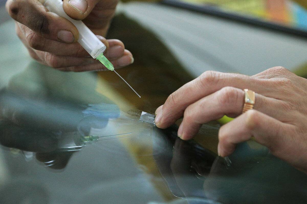 Как устранить трещины на стекле автомобиля с помощью суперклея