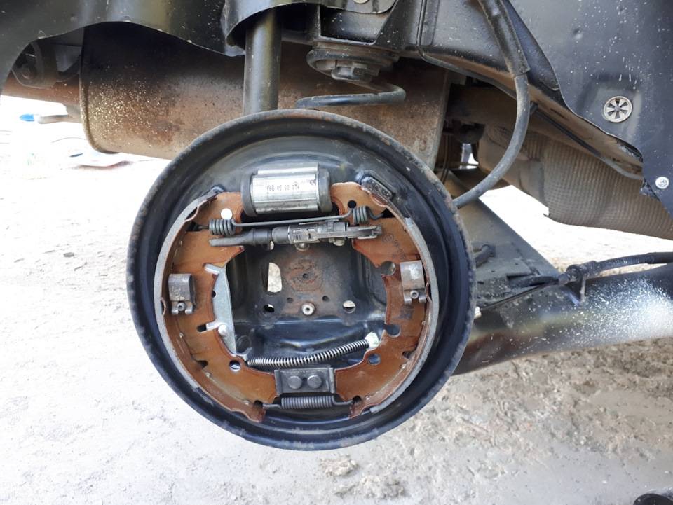 Замена задних колодок форд фокус 2: дисковые и барабанные тормоза - autotopik.ru