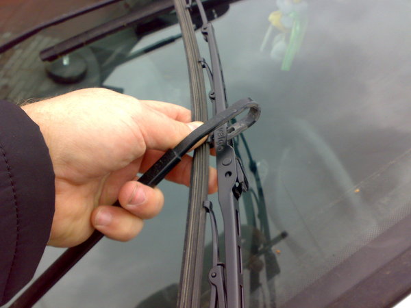 Как заменить каркасные и бескаркасные стеклоочистители на машине