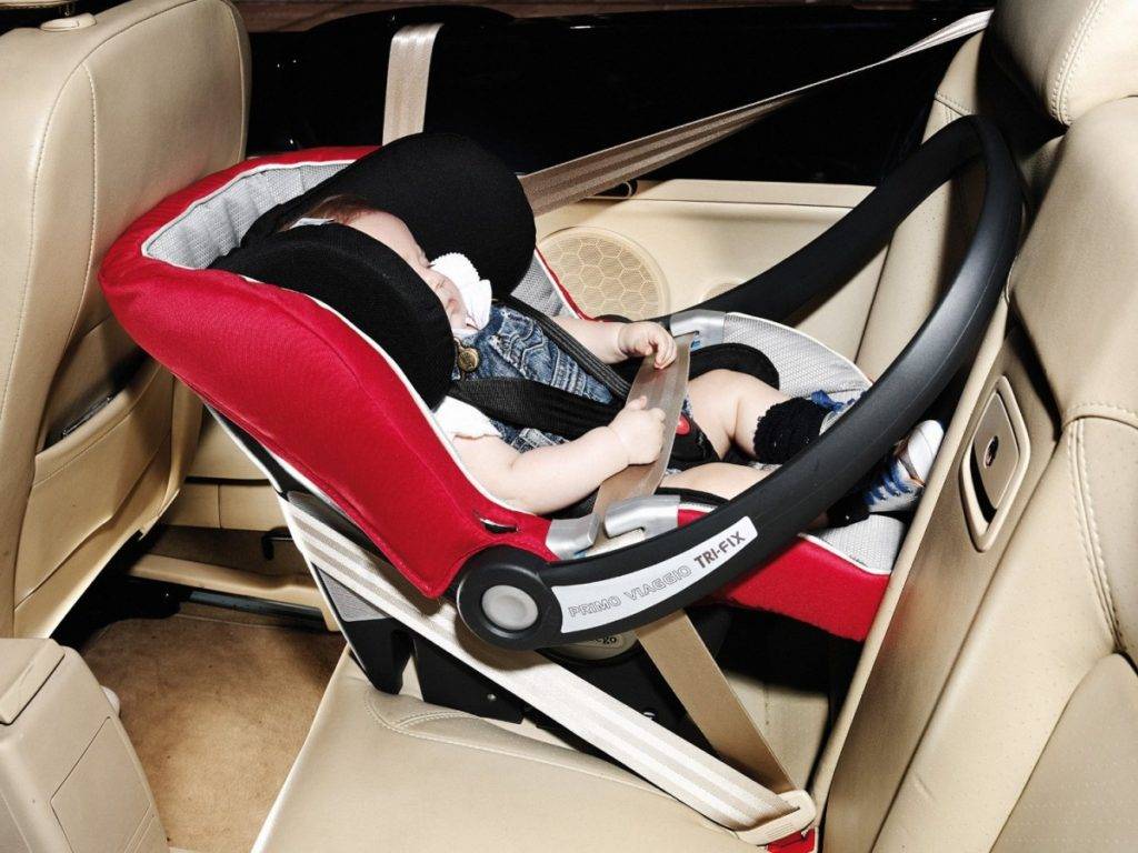 Как установить детское кресло в автомобиле и правильно закрепить его ремнями: советы и видео