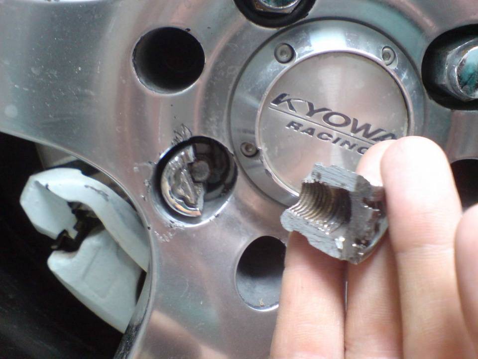 Как открутить секретку колеса: снятие секреток колес без ключа автомобиля