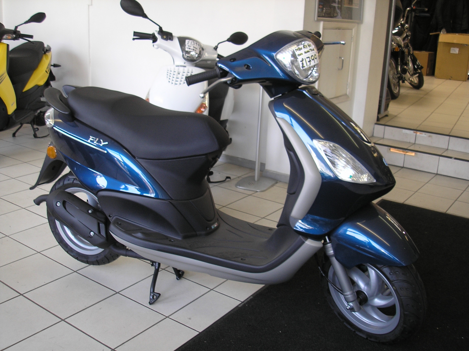 Обзор скутера piaggio fly 50 4v