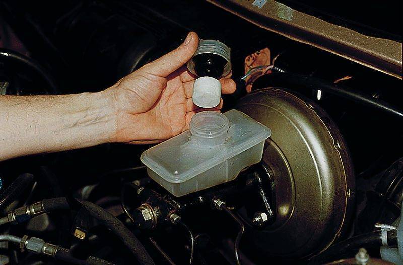 Как часто менять тормозную жидкость - нужно ли менять или доливать в автомобиле, можно ли смешивать