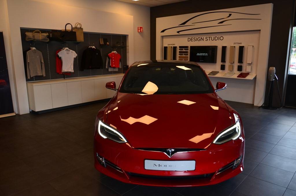 Tesla выпустит недорогой автомобиль за 2 миллиона рублей. что еще готовит компания?