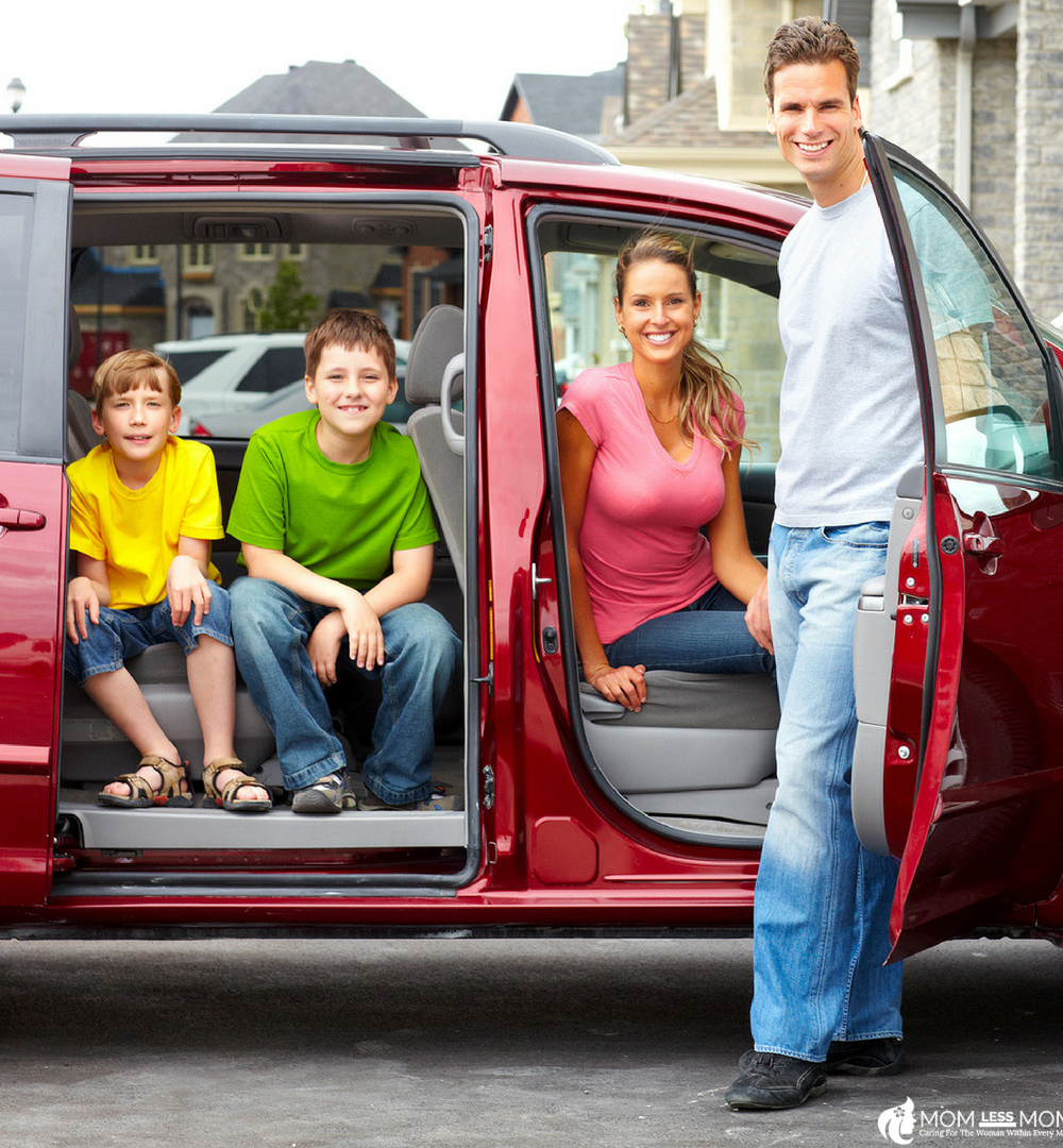 Семейная машина. Семья в машине. Автомобиль для большой семьи. Комфортный семейный автомобиль.