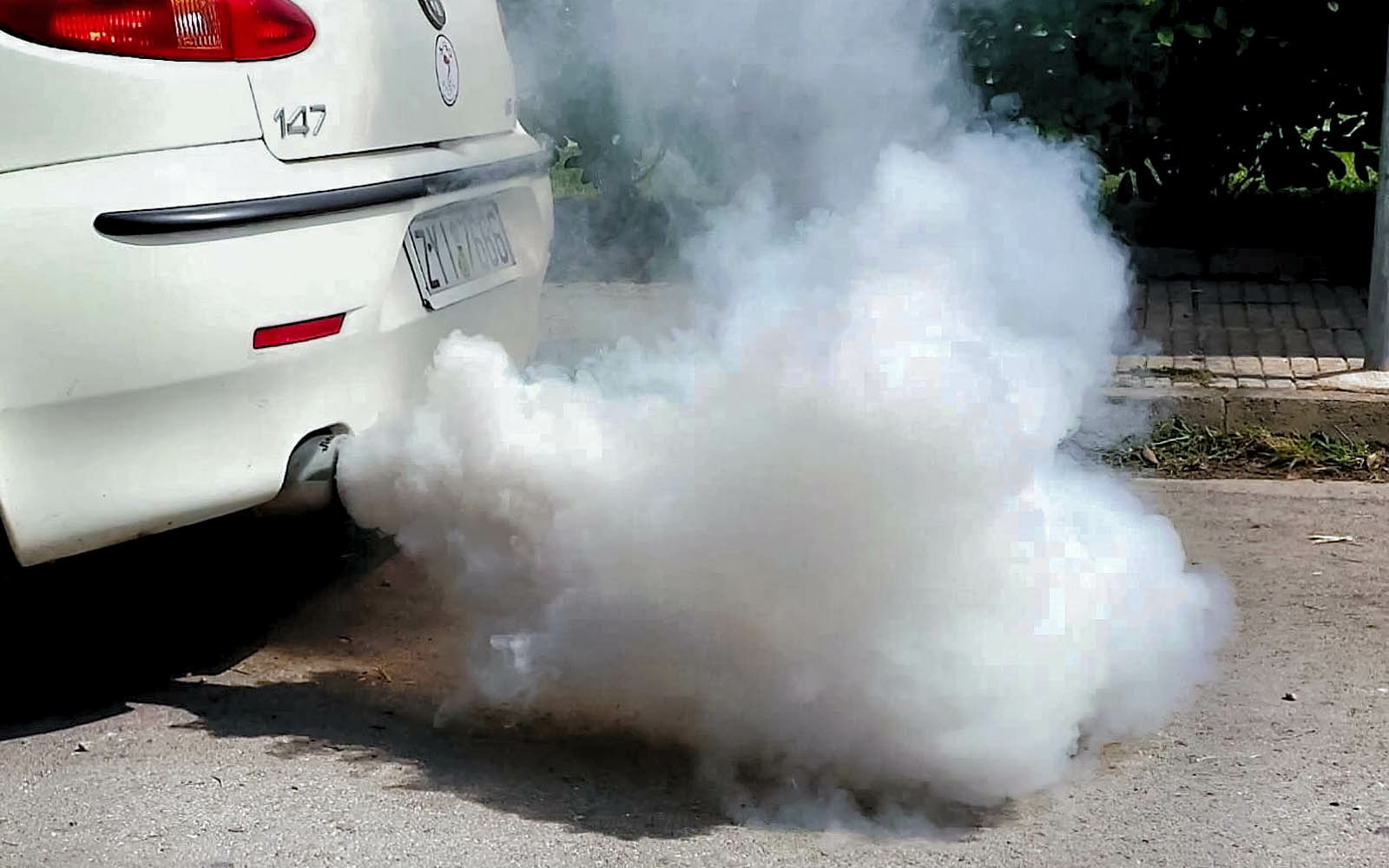 Причины появления густого белого дыма из выхлопной трубы на дизеле