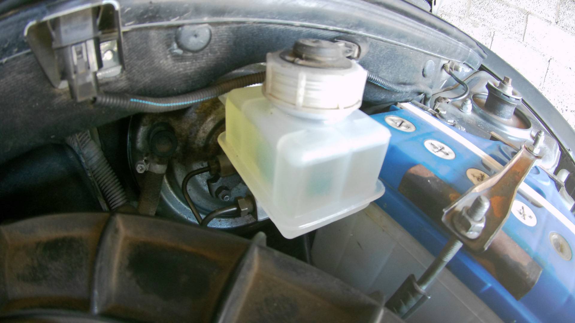 Как и когда нужно менять тормозную жидкость на автомобилях ваз. замена тормозной жидкости своими руками лада гранта марка тормозной жидкости для lada 4