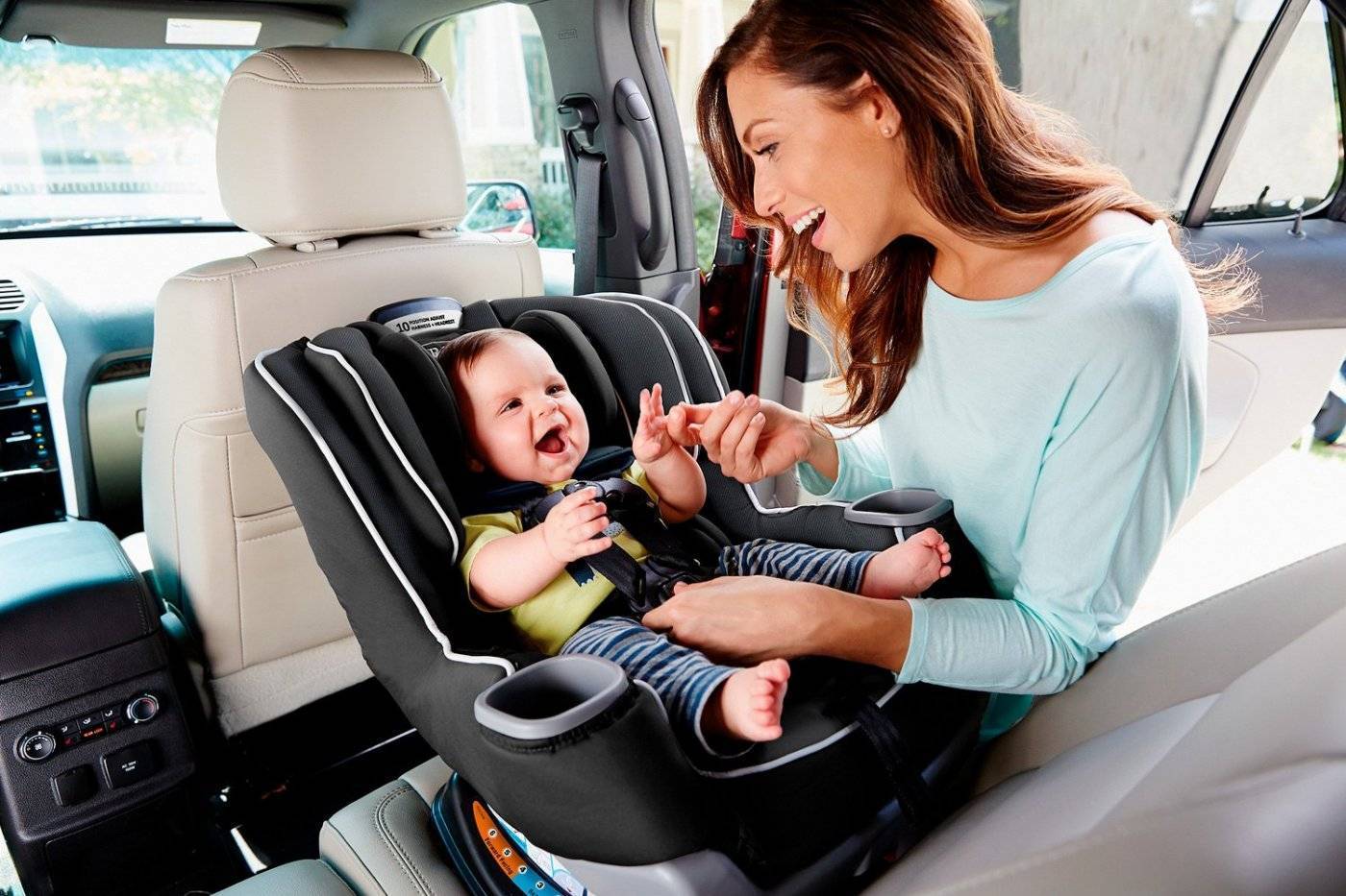 Машина маме с ребенком. Graco Trilogic автокресло. Автокресло для малышей. Автокресло для новорожденного. Кресло в автомобиль для ребенка.