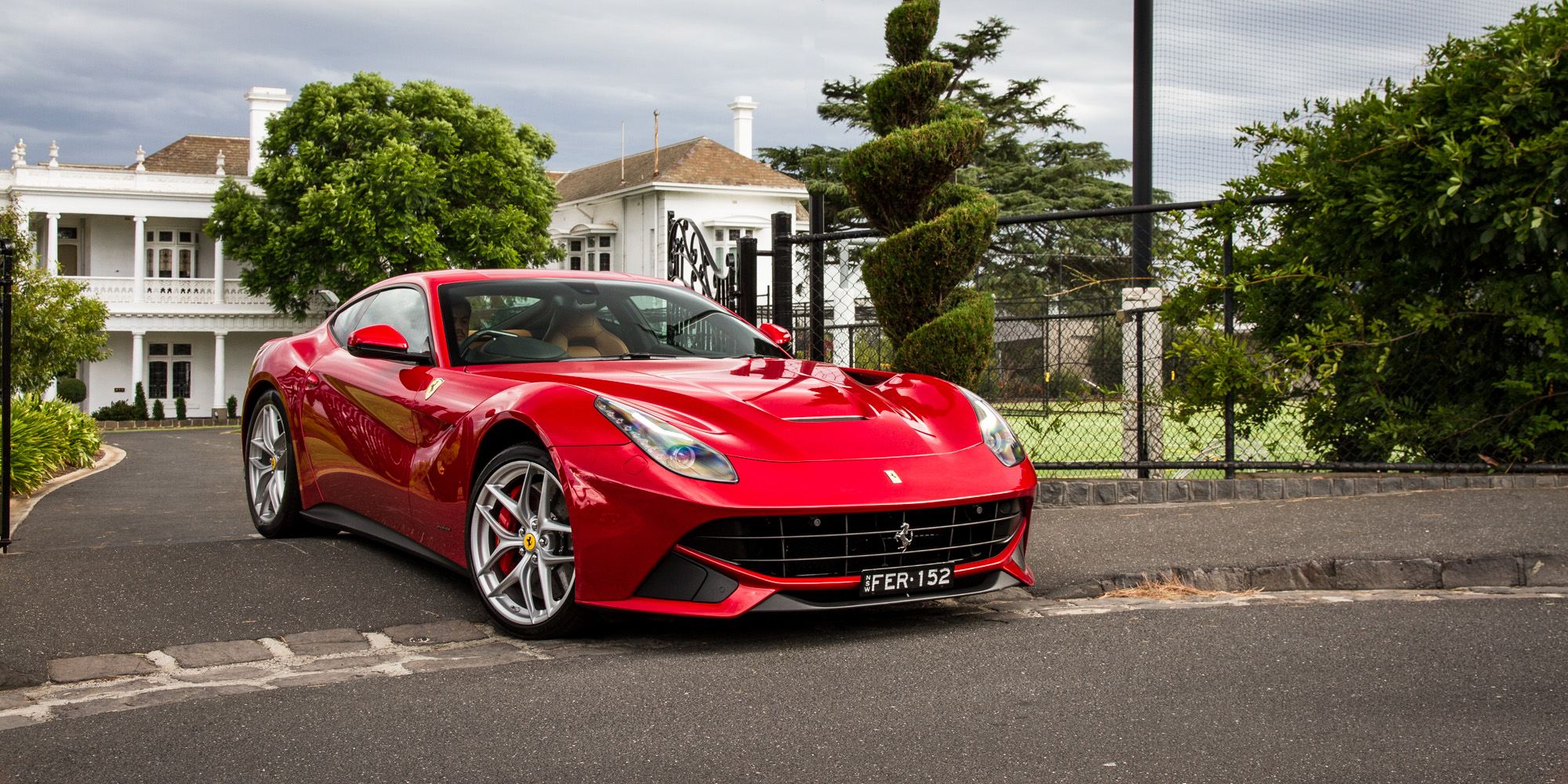 Ferrari f12 Berlinetta в черном цвете