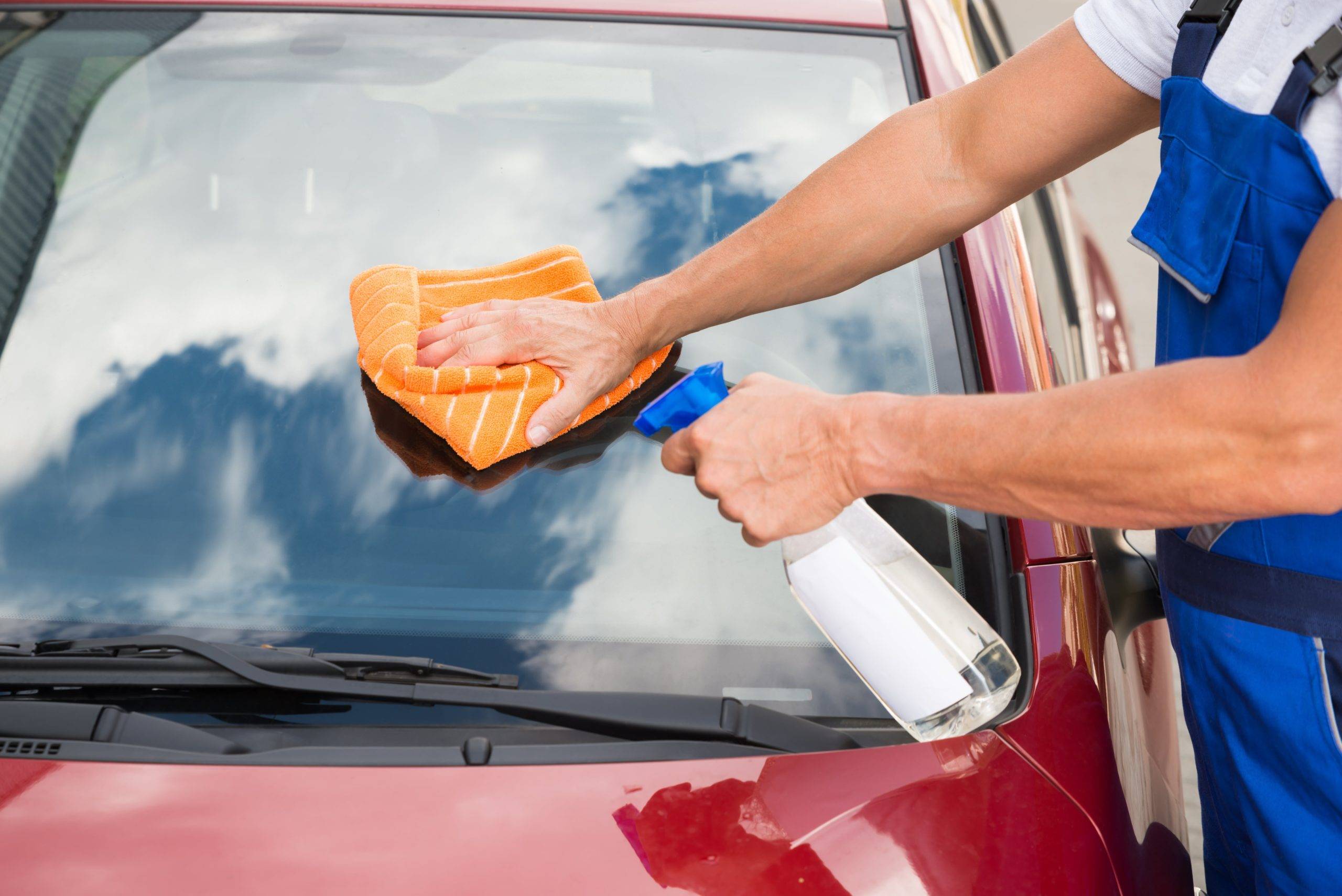 Чем отмыть кузов машины. Мойка стекол автомобиля. Мойка машины. Протирают стекла в машине. Для мытья стекол автомобиля.