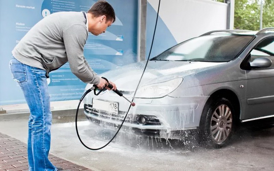 Чем лучше мыть машину вручную, как вытирать и не поцарапать - средства и способы