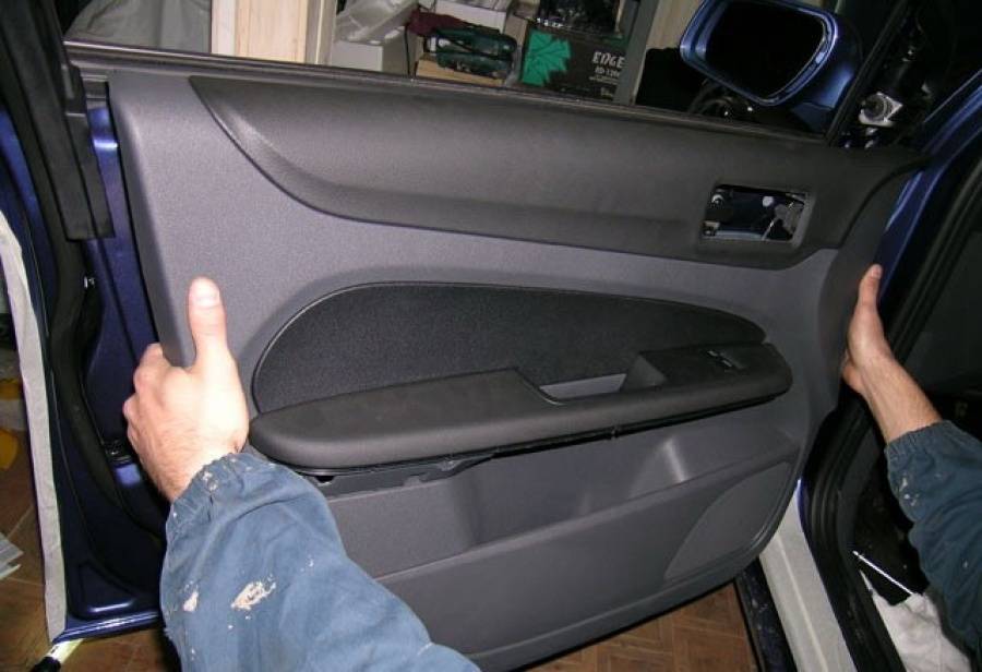 Снять обшивку задней двери форд фокус. Обшивка двери Форд фокус 2. Ford Focus 2 обшивка двери передней двери. Снятие обшивки двери Форд фокус 2. Дверь без обшивки Форд фокус 2.