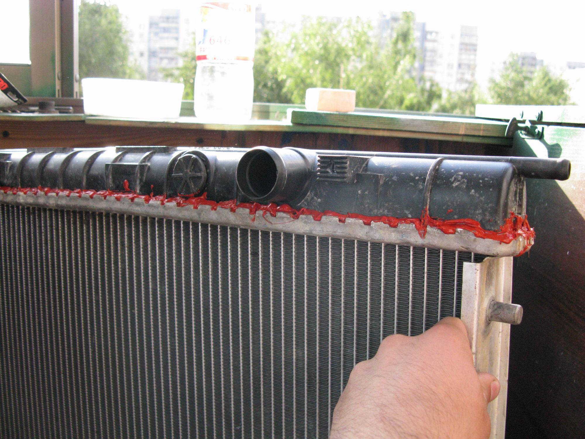 Радиатор охлаждения пластмассовый, чем заклеить, как запаять?