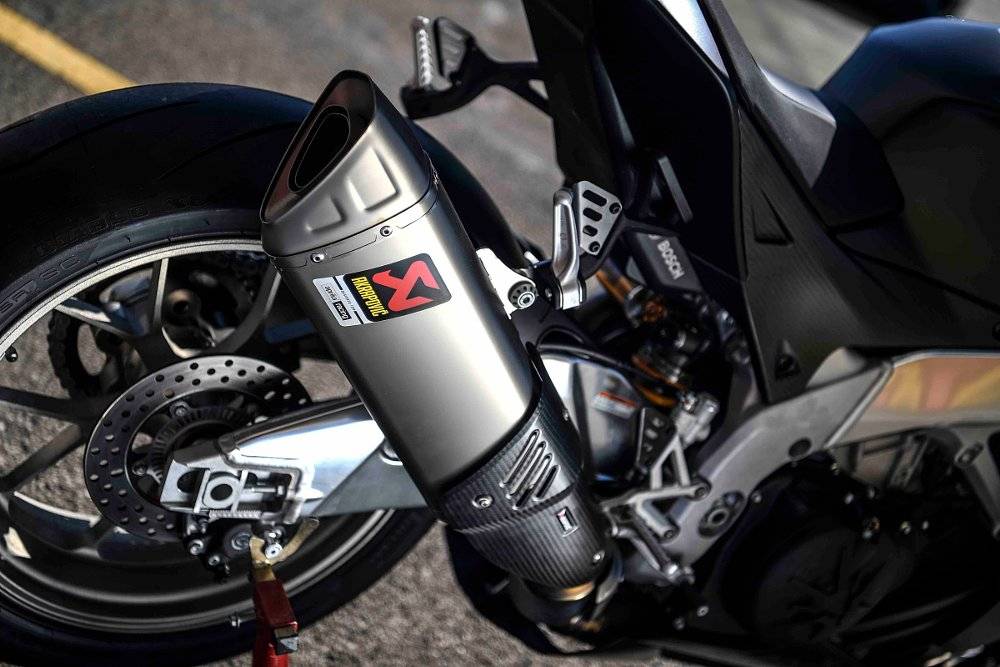 Aprilia rsv4 1100 factory (2019) superbike reviewed | bemoto