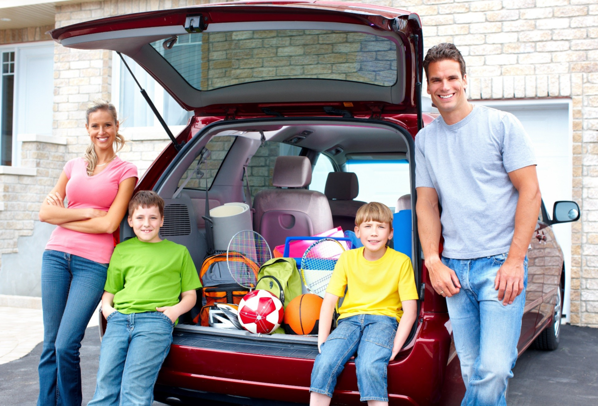 Покупка первого семейного автомобиля. Семейный автомобиль. Семейная машина. Автомобиль для путешествий семьей. Семья в машине.
