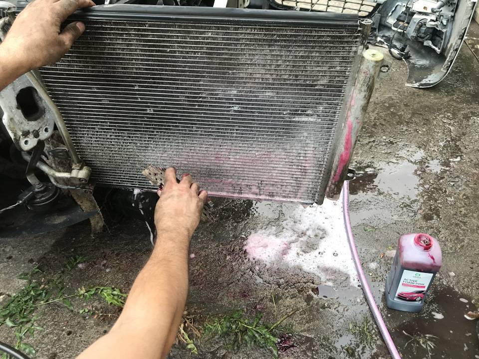 Как почистить радиатор охлаждения автомобиля от грязи