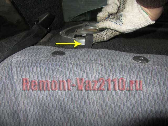 Снимаем задние сиденья на ВАЗ-2110 со спинкой