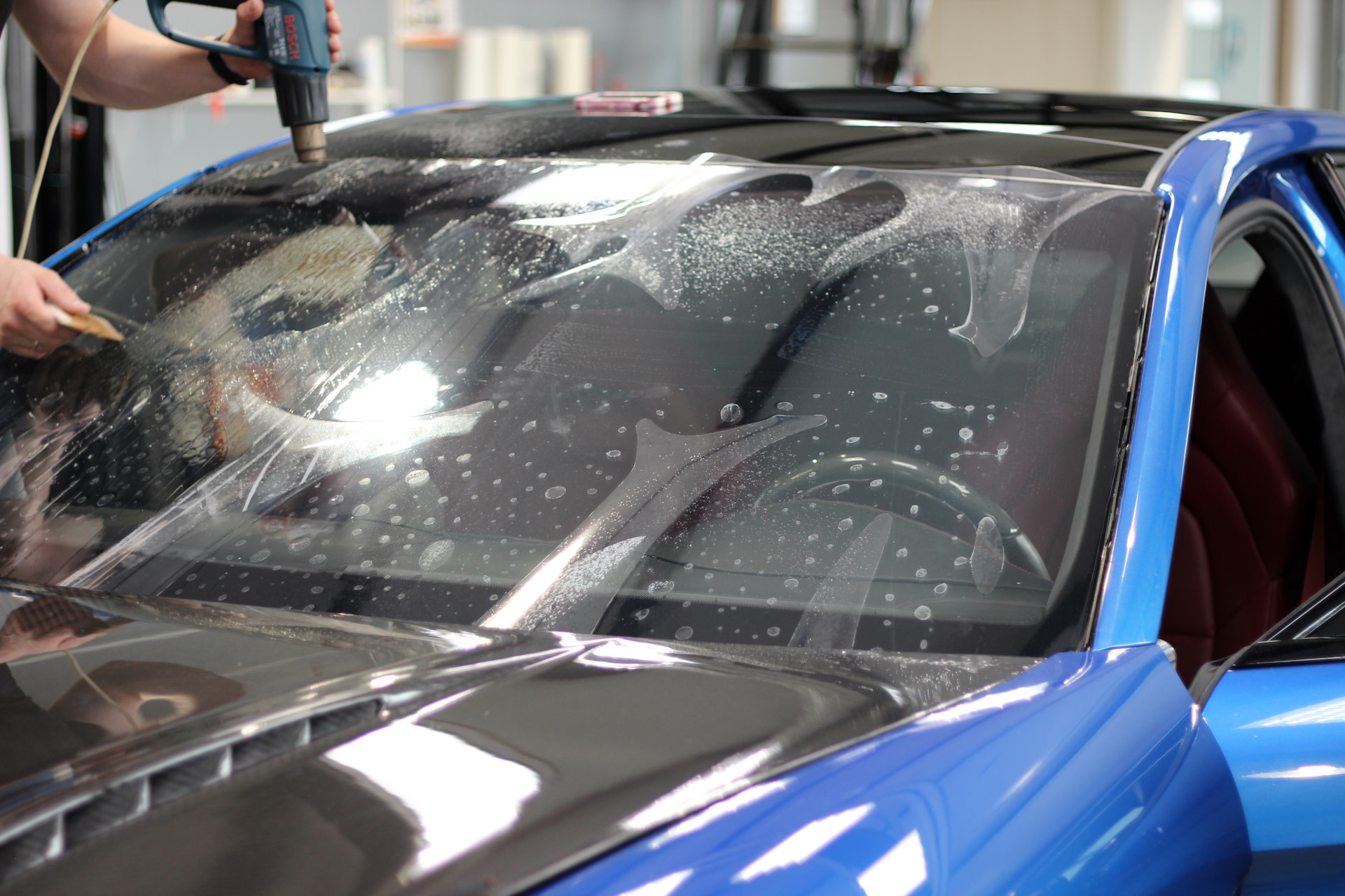 Бронирование стекол автомобиля: выбор, плюсы и минусы защитной пленки, а также технология нанесения и стоимость