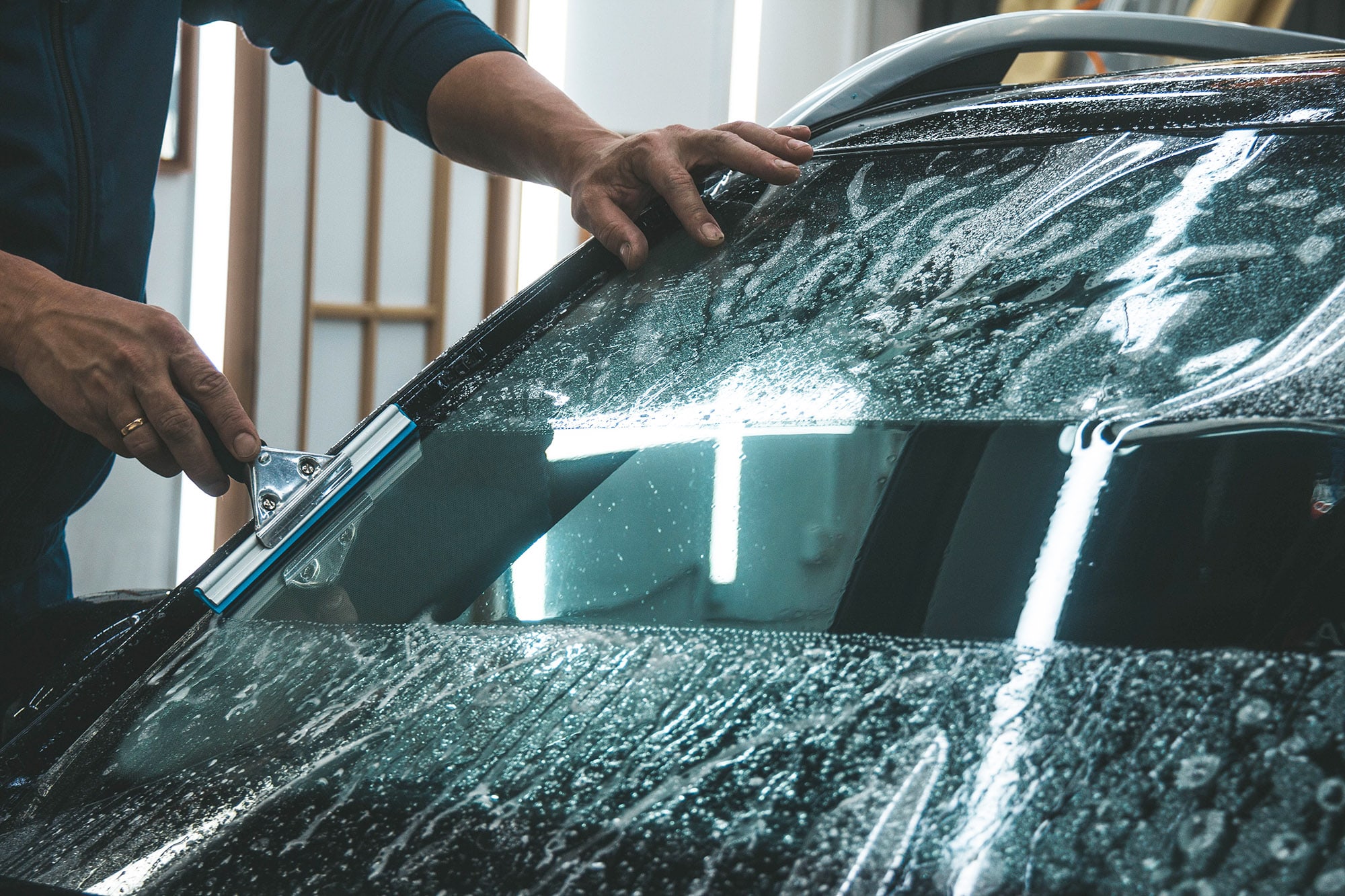Надежная защита: разновидности и нанесение бронепленки для стекол автомобиля