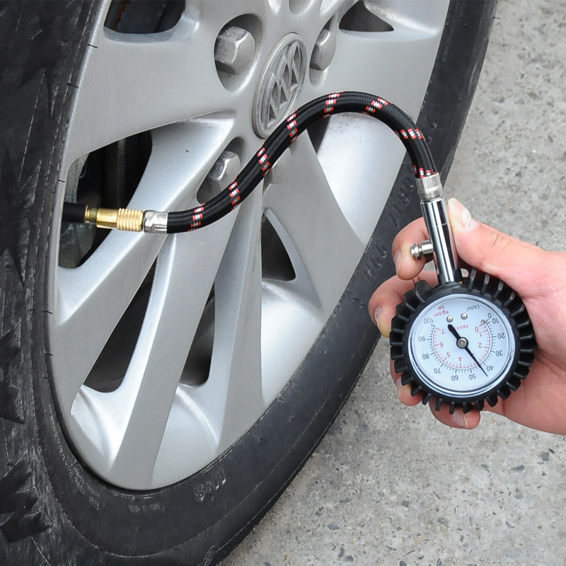 Где можно найти колесо. Измерение давления в шинах. Манометр для автомобиля. Подкачка колес. Регулятор давления шин.