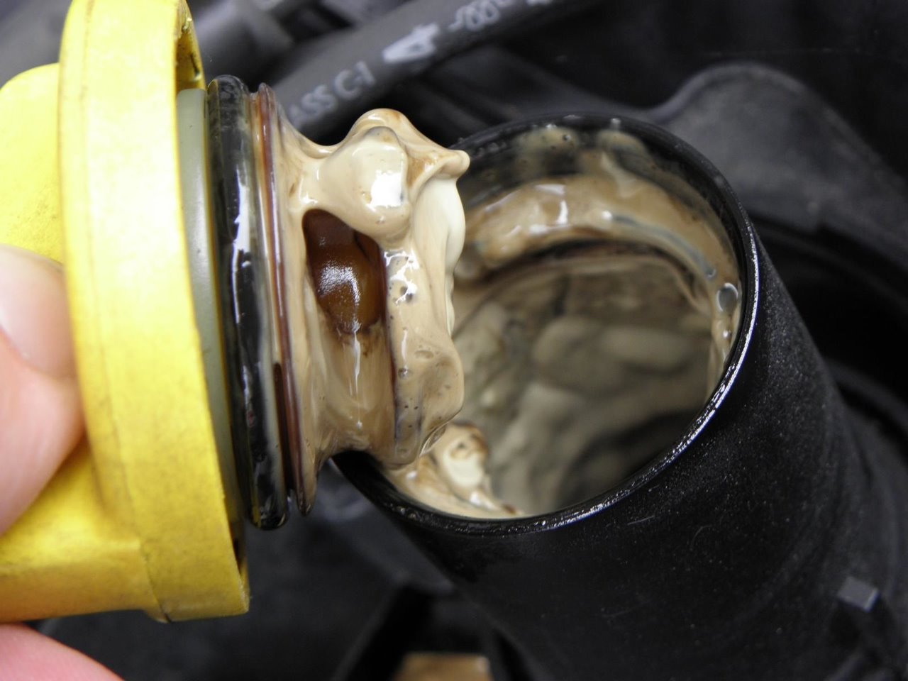 Почему пенится масло в двигателе - причины вспенивания масла