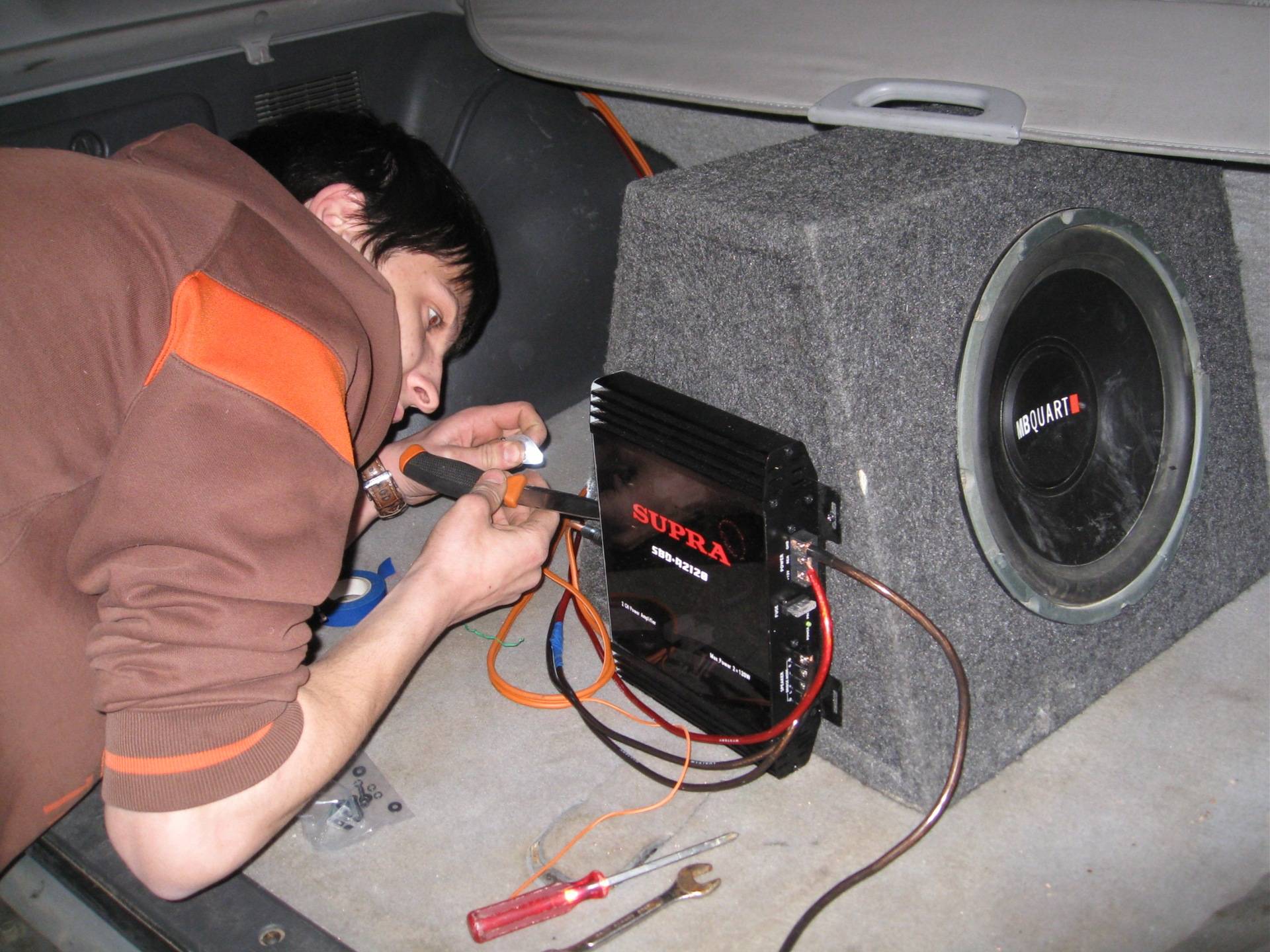 Как подключить сабвуфер в машине: установка к штатной или аналоговой магнитоле, схемы и советы