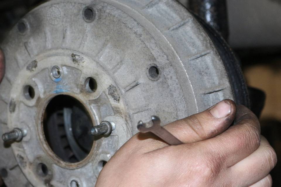 Замена колодок тормозных механизмов задних колес lada kalina