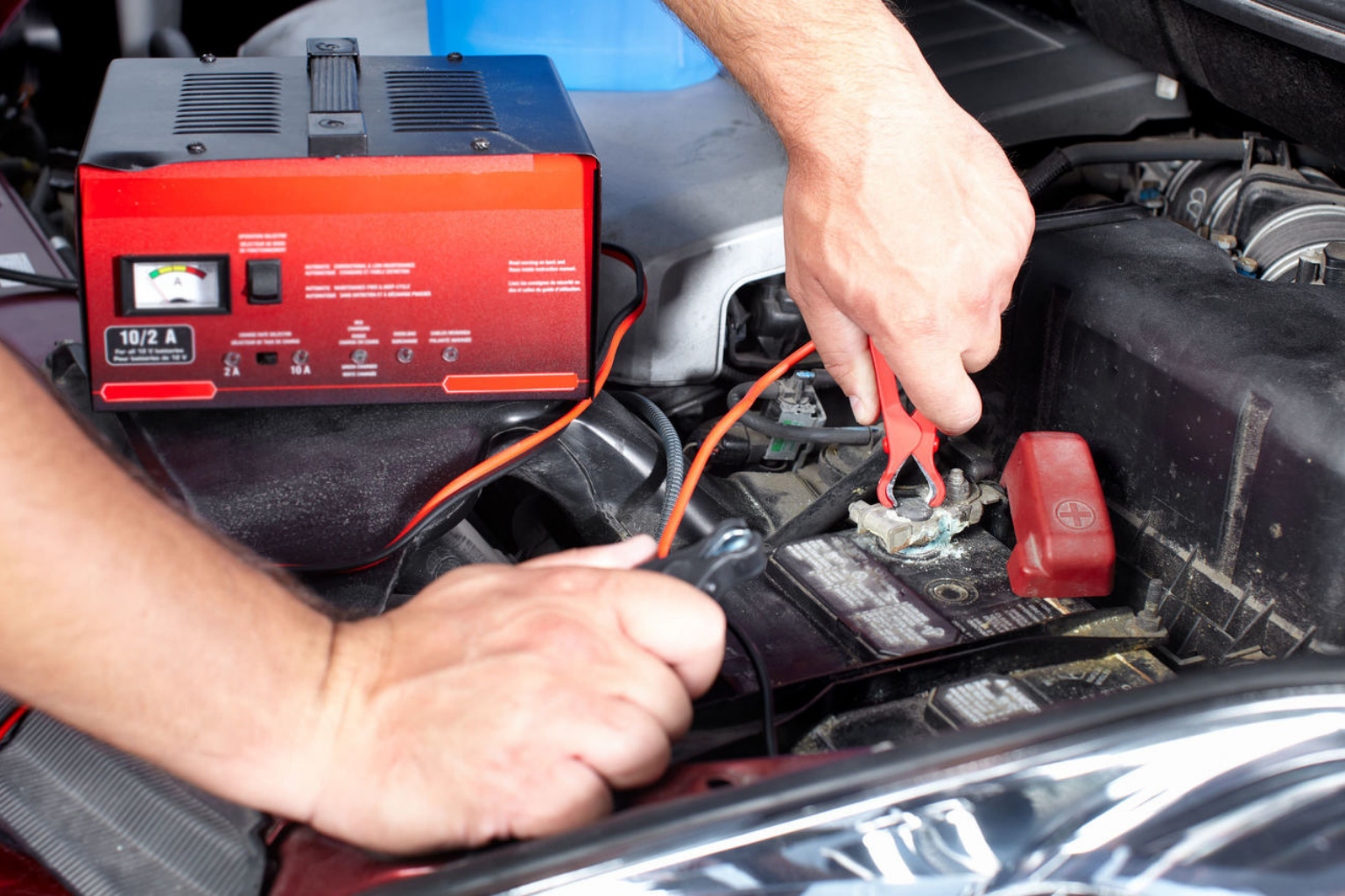 Как правильно зарядить автомобильный аккумулятор в домашних условиях