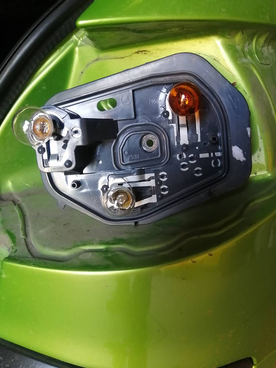 Как заменить лампочку переднего поворотника на пежо 206?